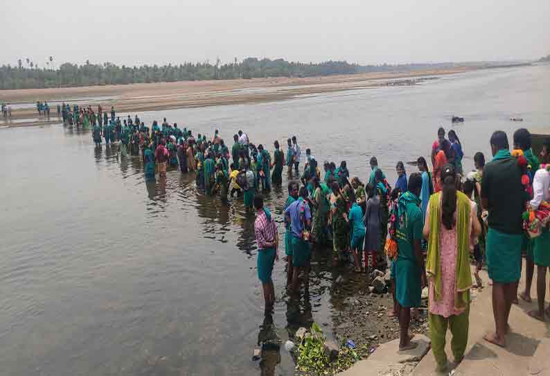 ஊஞ்சலூர் காவிரி ஆற்றில் தீர்த்தம் எடுக்க குவிந்த பக்தர்கள்; கொரோனா விதிமுறை மீறலால் தொற்று பரவும் அபாயம்