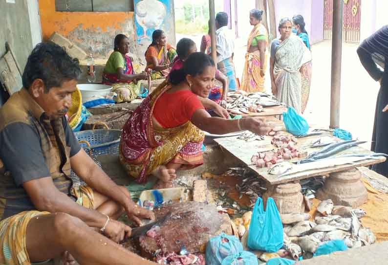 வரத்து குறைவு காரணமாக  உடன்குடியில் மீன்கள் விலை உயர்வு