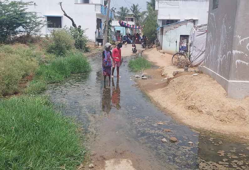 தியாகதுருகம் அருகே   சாலையில் தேங்கி நிற்கும் கழிவுநீரால் சுகாதார சீர்கேடு