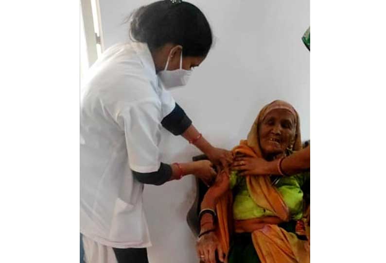 மத்திய பிரதேசத்தில் 106 வயது மூதாட்டிக்கு கொரோனா தடுப்பூசி போடப்பட்டது