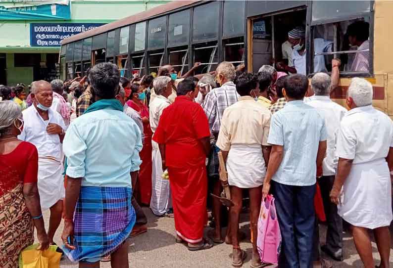 உடுமலை மத்திய பஸ் நிலையத்தில்பயணிகள், கொரோனா பரவலை தடுப்பதற்கான கட்டுப்பாடுகளை கடைபிடிக்காமல்பஸ்களில் முண்டியடித்துக்கொண்டு ஏற்கின்றனர்