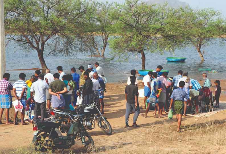 கோதையம்மன்  குளக்கரையில் மீன் விற்பனை