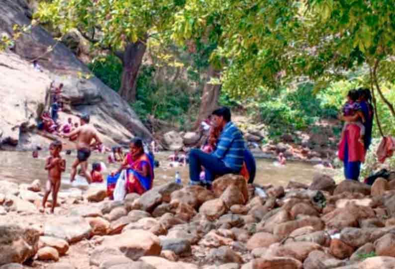 புளியஞ்சோலையில் காற்றில் பறக்கும் கொரோனா கட்டுப்பாடுகள்