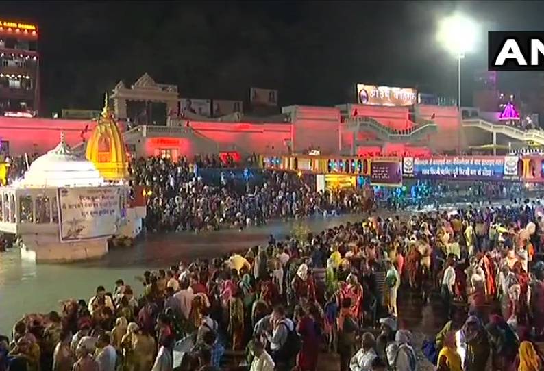 உத்தரகாண்டின் ஹரித்வாரில் புனித நீராட குவிந்த பக்தர்கள்; கொரோனா விதிகள் காற்றில் பறந்தன