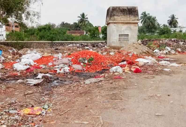 உடுமலை நகராட்சி வாரச்சந்தை வளாகத்தில்  குவிந்து கிடக்கும் காய்கறி கழிவுகள்