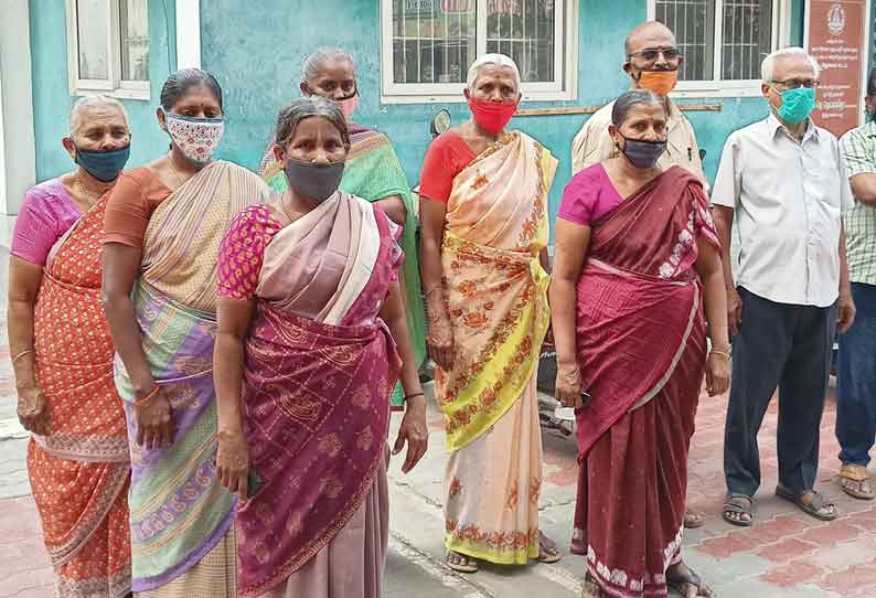 குடிநீர் கேட்டு அவினாசி பேரூராட்சி அலுவலகத்தை பொதுமக்கள் முற்றுகையிட்டனர்.