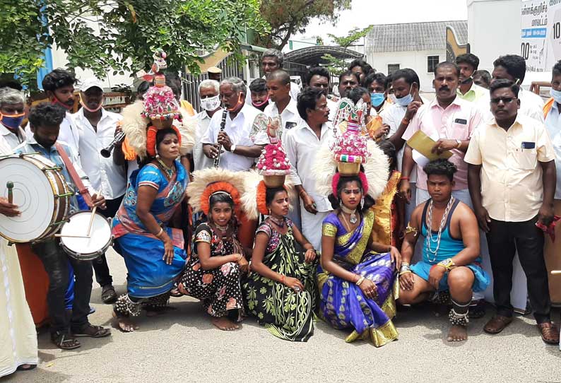 ரூ.5 ஆயிரம் உதவித்தொகை வழங்க வேண்டும்