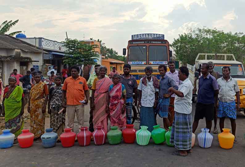 ஓமலூர் அருகே குடிநீர் கேட்டு காலிக்குடங்களுடன் பொதுமக்கள் சாலைமறியல்