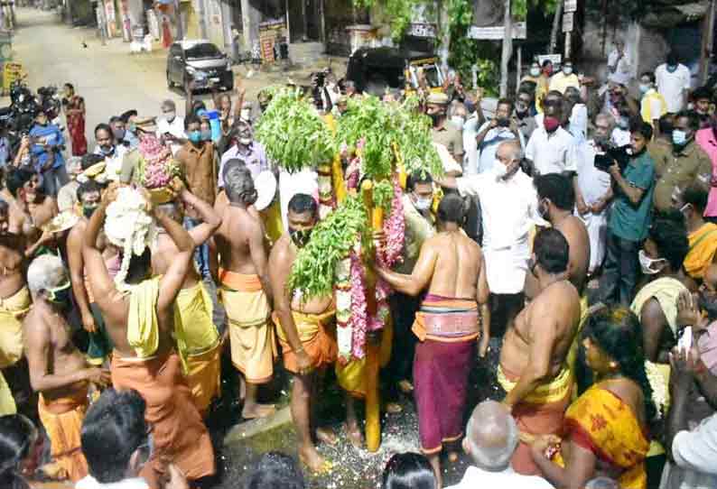 ஈரோட்டில் பிரசித்தி பெற்ற பெரிய மாரியம்மன் வகையறா கோவில் கம்பம் பிடுங்கும் விழா- ஊர்வலம் இன்றி எளிமையாக நடந்தது