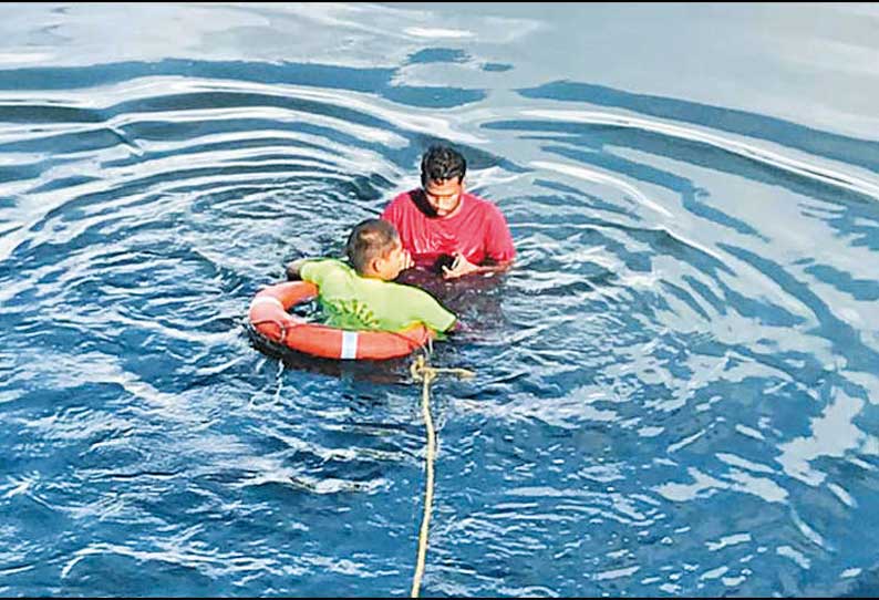 கூவம் ஆற்றில் தவறி விழுந்தவரை மீட்ட தீயணைப்பு படையினர் ‘செல்பி’ ஆசையால் விபரீதம்