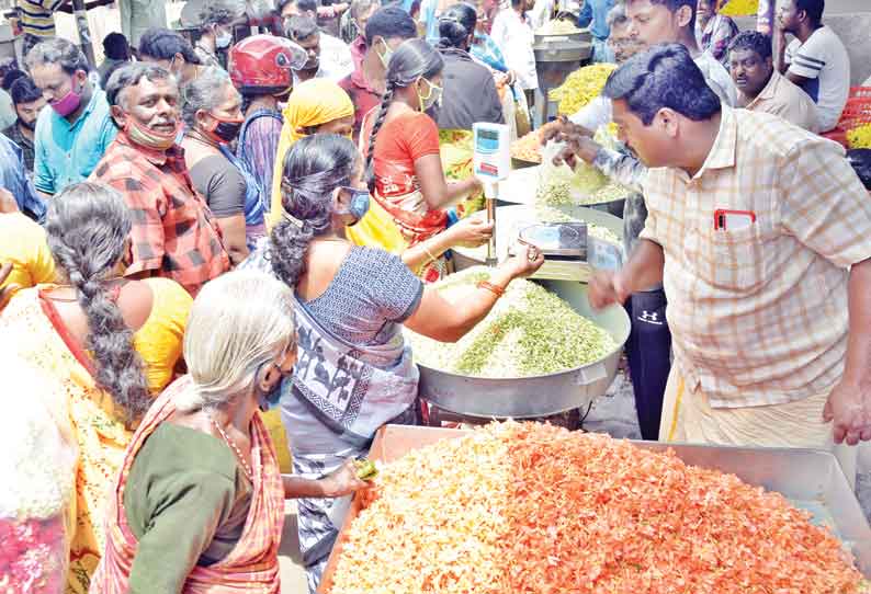 மார்க்கெட்டில் பொருட்கள் வாங்க குவிந்த பொதுமக்கள்