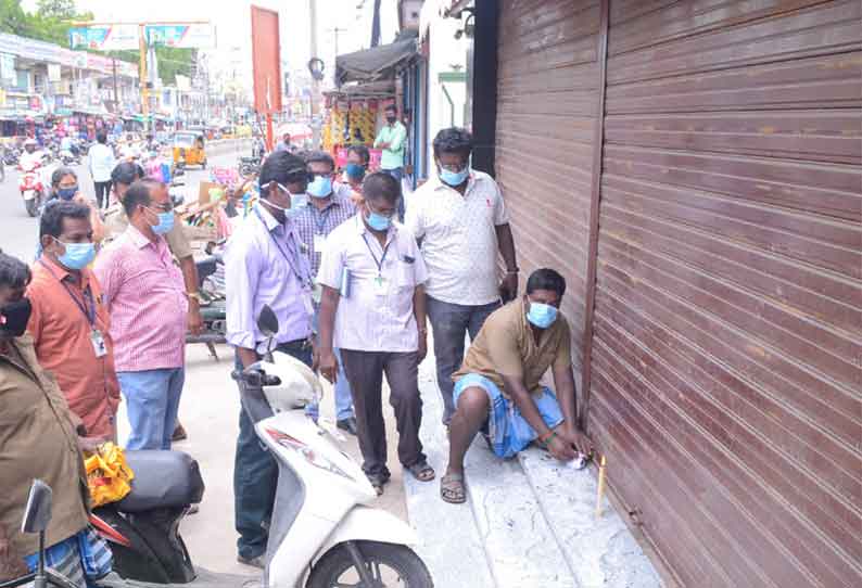 கொரோனா பரவலை தடுக்க தீவிர நடவடிக்கை வாகன ஓட்டிகளுக்கு முககவசம்-கடைகளுக்கு ‘சீல்’  அதிரடியில் இறங்கிய அதிகாரிகள்