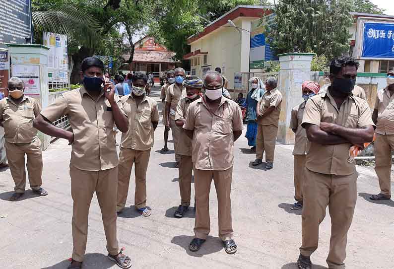 தடுப்பூசி போட காலதாமதம்; கன்னிவாடி அரசு மருத்துவமனை முன்பு துப்புரவு பணியாளர்கள் ஆர்ப்பாட்டம்