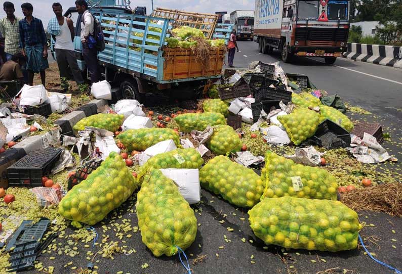 கிருஷ்ணகிரி அருகே  தடுப்பு சுவரில் வேன் மோதியதில் பழ மூட்டைகள் சாலையில் சிதறின.