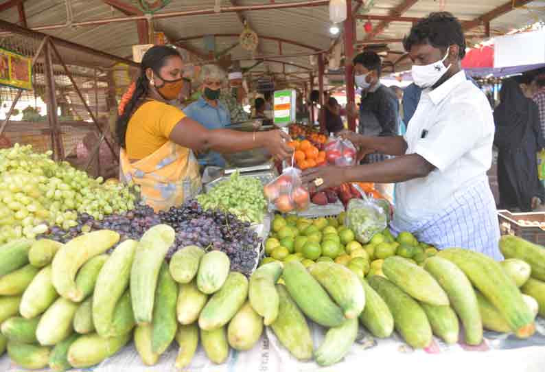 தமிழ் புத்தாண்டையொட்டி ஈரோட்டில் பழங்கள் - பூஜை பொருட்கள் விற்பனை தீவிரம்