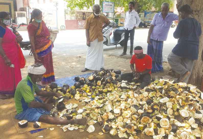 வரத்து குறைவால் டோக்கன் கொடுத்து நுங்கு விற்பனை செய்யும் வியாபாரி