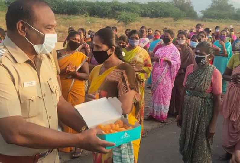 தொழிலாளர்களுக்கு இனிப்பு வழங்கிய போலீசார்