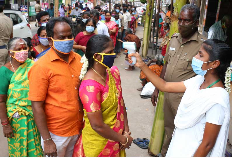 விழுப்புரம் மாவட்டத்தில் உள்ள கோவில்களில் தமிழ் புத்தாண்டு சிறப்பு பூஜை கொரோனா கட்டுப்பாடுகளை பின்பற்றி பக்தர்கள் தரிசனம்