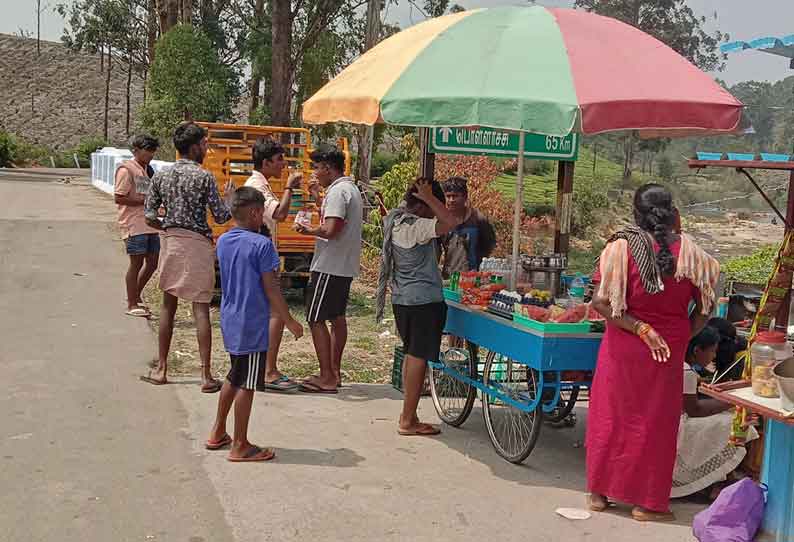 வால்பாறையில் கொரோனா விதிகளை காற்றில் பறக்கவிட்ட சுற்றுலா பயணிகள்