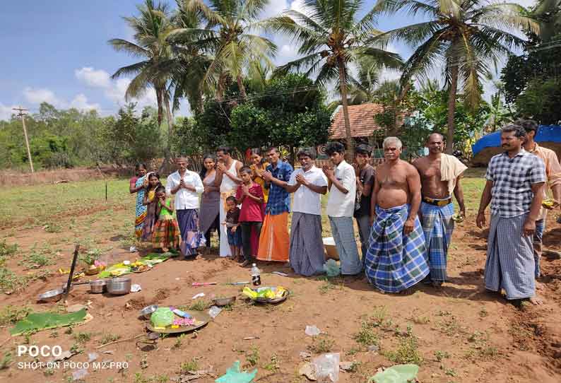 தமிழ்ப் புத்தாண்டையொட்டி  விவசாயிகள் நல் ஏர் பூட்டி நிலங்களை உழுதனர்  பூமாதேவிக்கு காப்பரிசி படையலும் ஈட்டனர்