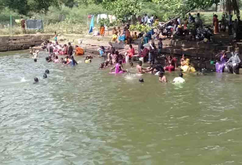 மாவூற்று உதயகிரி நாதர் கோவில் தெப்பத்தில் புனித நீராடிய பக்தர்கள்