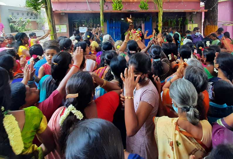 தமிழ் புத்தாண்டையொட்டி கோவில்களில் சிறப்பு வழிபாடு - தரிசனத்துக்கு அனுமதிக்காததால் பக்தர்கள் வாக்குவாதம்