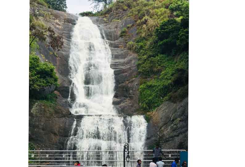 கொடைக்கானலில் விடிய,  விடிய கொட்டி தீர்த்த மழை சகதியில் சுற்றுலா வாகனம் சிக்கியதால் போக்குவரத்து பாதிப்பு