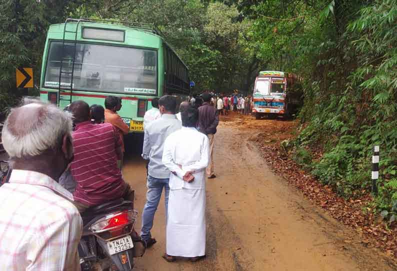 சேற்றில் சிக்கிய லாரியால் போக்குவரத்து பாதிப்பு