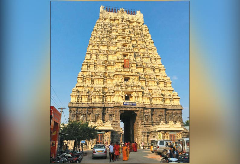 காஞ்சீபுரம் ஏகாம்பரநாதர் கோவில் ராஜகோபுர கதவில் சிக்கி 3 பேர் படுகாயம்