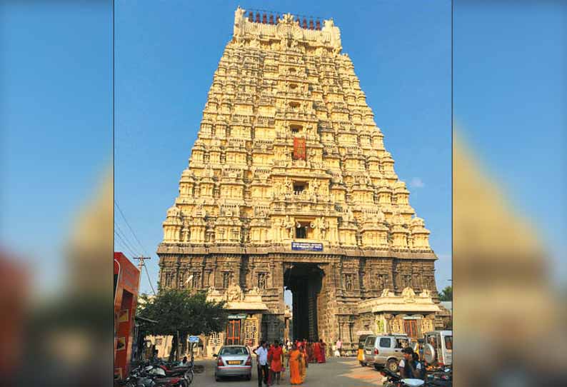 காஞ்சீபுரம் ஏகாம்பரநாதர் கோவில் ராஜகோபுர கதவில் சிக்கி 3 பேர் படுகாயம்