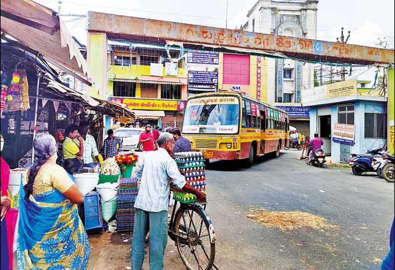 மயிலாடுதுறை காமராஜர் பஸ் நிலையத்தின் நுழைவுவாயில் ஆக்கிரமிப்பை அகற்ற வேண்டும்