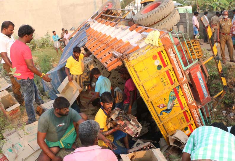 கடலூர் முதுநகர் அருகே மதுபாட்டில்கள் ஏற்றி சென்ற லாரி கவிழ்ந்து விபத்து