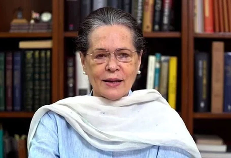 25-வயதுக்கு மேற்பட்ட அனைவருக்கும் தடுப்பூசி போட வேண்டும்:  மத்திய அரசுக்கு சோனியா காந்தி வலியுறுத்தல்