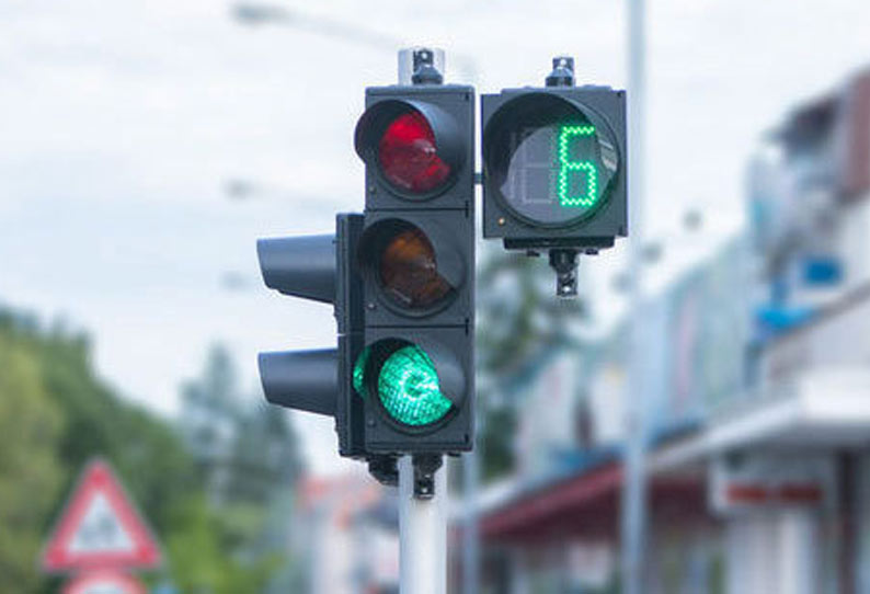 காஞ்சீபுரத்தில் நவீன போக்குவரத்து சிக்னல்; போலீஸ் சூப்பிரண்டு திறந்து வைத்தார்