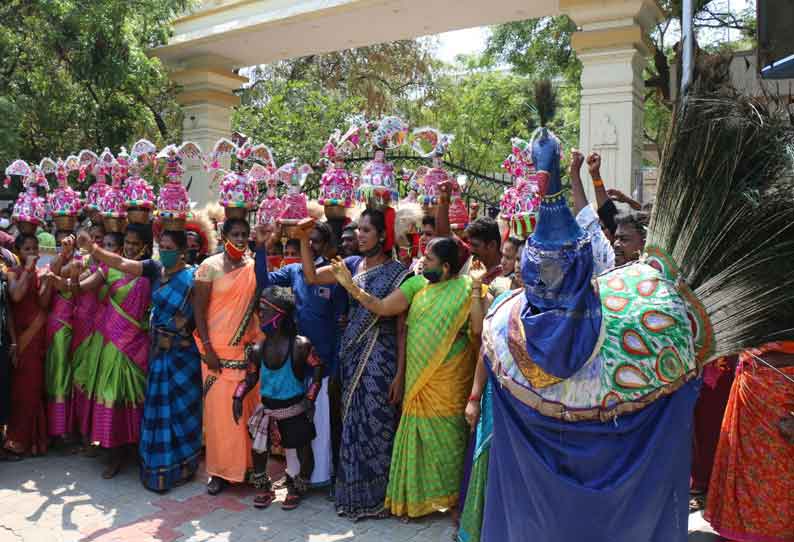 கலெக்டர் அலுவலகத்துக்கு நடனமாடியபடி ஊர்வலமாக வந்த கரகாட்ட கலைஞர்களால் பரபரப்பு