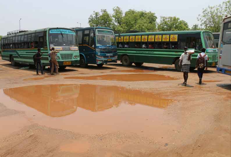 நெல்லையில் பெய்த மழையால் சேறும் சகதியுமாக மாறிய தற்காலிக பஸ் நிலையம்