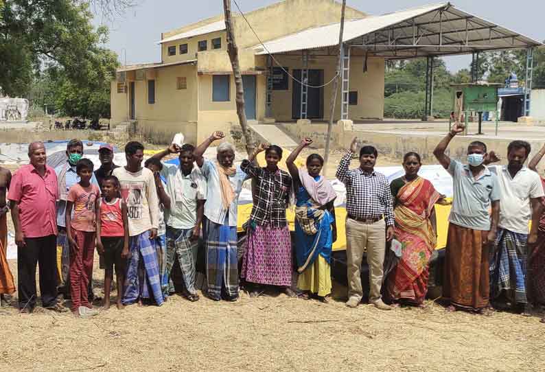 மூடப்பட்ட  நேரடி நெல் கொள்முதல் நிலையத்தை திறக்கக்கோரி விவசாயிகள் ஆர்ப்பாட்டம் விருத்தாசலம் அருகே பரபரப்பு