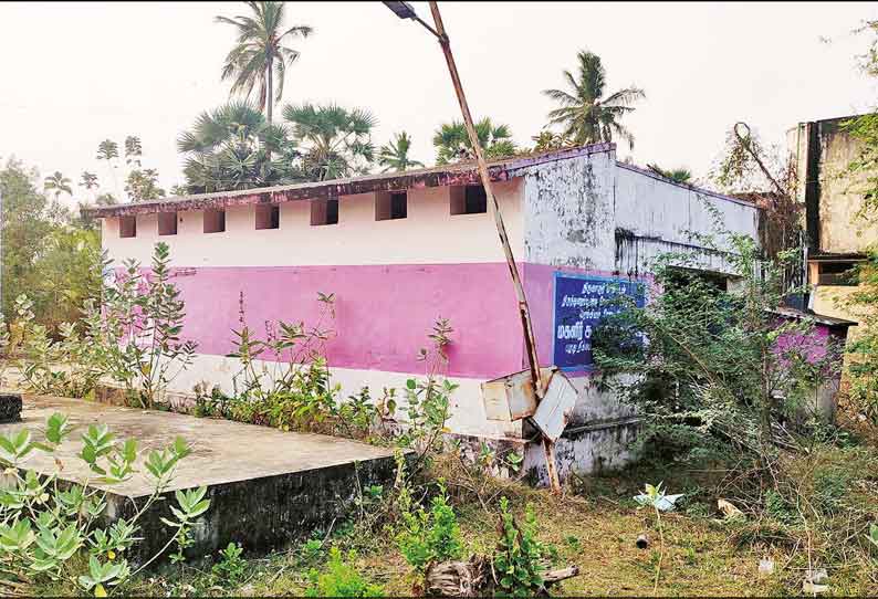 விட்டுகட்டியில் காட்சி பொருளான சுகாதார வளாகம் அதிகாரிகள் கவனிப்பார்களா?