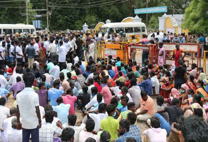 கைதிகள் மோதலில் வாலிபர் சாவு: பாளையங்கோட்டை சிறையை உறவினர்கள் திடீர் முற்றுகை