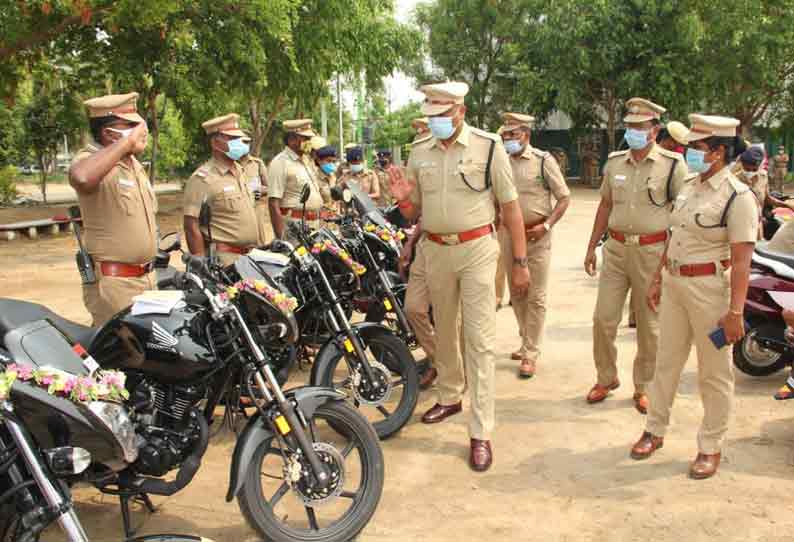 போலீசாருக்கு இருசக்கர வாகனம் போலீஸ் சூப்பிரண்டு தங்கதுரை வழங்கினார்