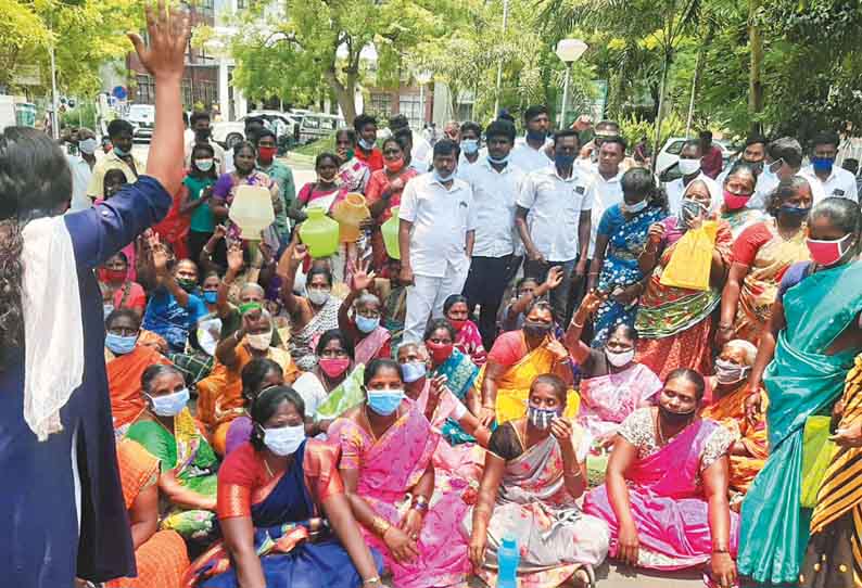 அடிப்படை வசதிகளை செய்து தராததை கண்டித்து கலெக்டர் அலுவலகம் முன்பு காலிக்குடங்களுடன் பொதுமக்கள் தர்ணா