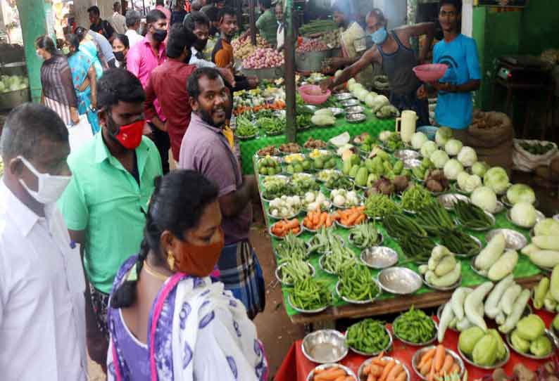 முழு ஊடரங்கை முன்னிட்டு காய்கறி, மளிகை கடைகளில் குவிந்த பொதுமக்கள்