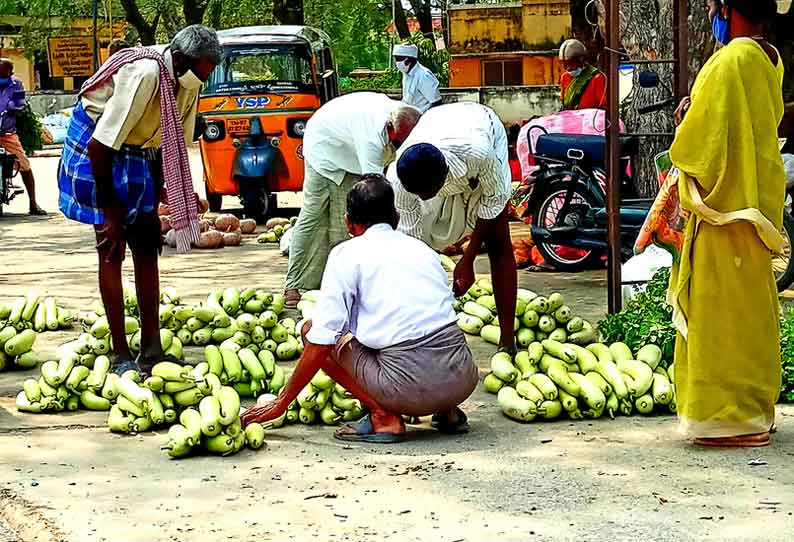 மடத்துக்குளம் பேரூராட்சியில் பாதையை ஆக்கிரமித்துள்ள  சந்தை வியாபாரிகள்