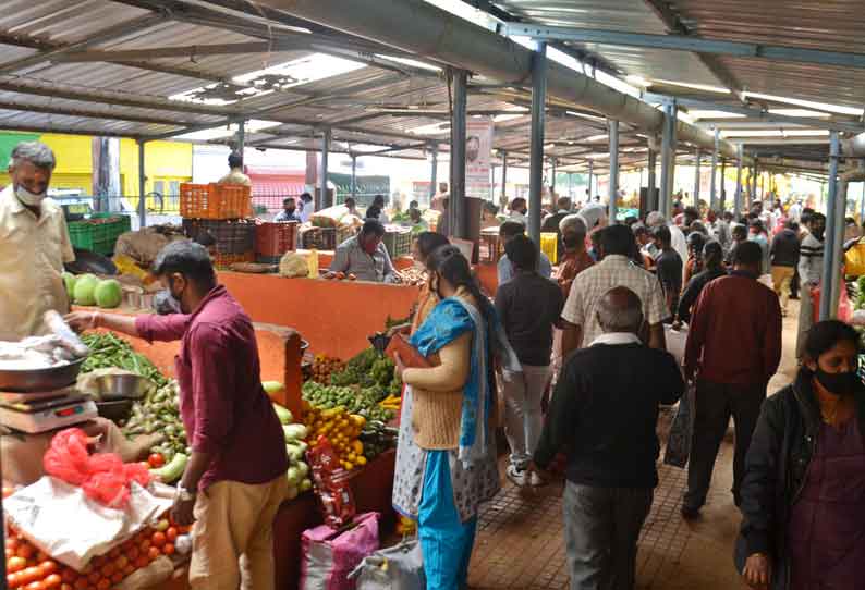 மார்க்கெட்டில் பொருட்கள் வாங்க அலைமோதிய மக்கள் கூட்டம்