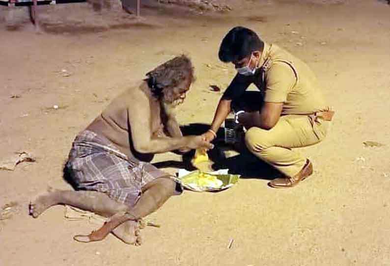 ஆதரவற்ற முதியவருக்கு உணவளித்த திண்டுக்கல் சப்-இன்ஸ்பெக்டர்