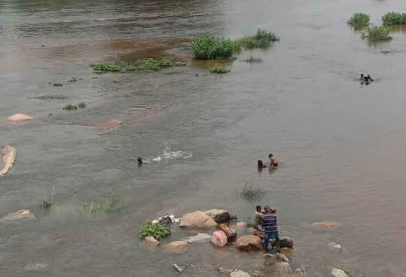 தாராபுரம் அமராவதி ஆற்றில் கோடைவெயிலை சமாளிக்க பொதுமக்கள் உற்சாக குளியல் போட்டு வருகின்றனா்.