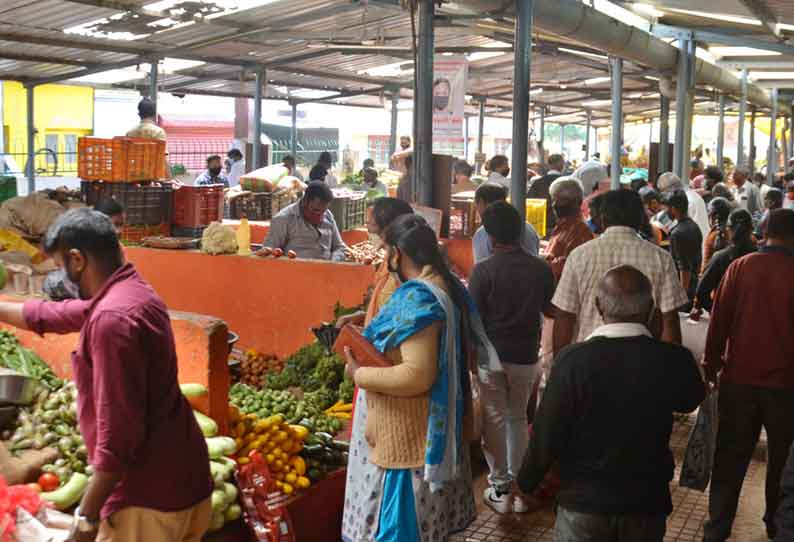 மார்க்கெட்டில் பொருட்கள் வாங்க அலைமோதிய மக்கள் கூட்டம்