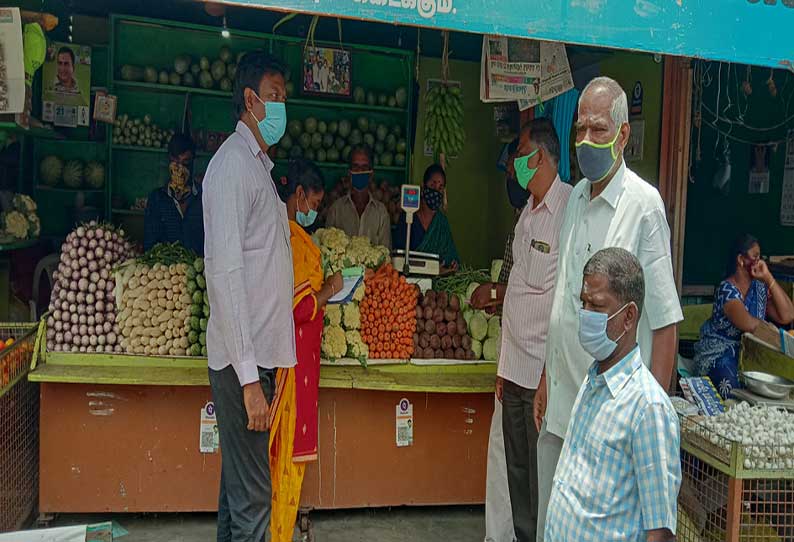 வால்பாறையில் வியாபாரிகளுக்கு கொரோனா குறித்து விழிப்புணர்வு