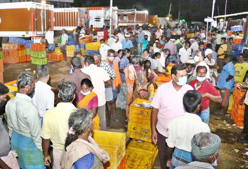 இன்று முழு ஊரடங்கு: விழுப்புரம் மார்க்கெட்டுகளில் பொருட்கள் வாங்க குவிந்த மக்கள்