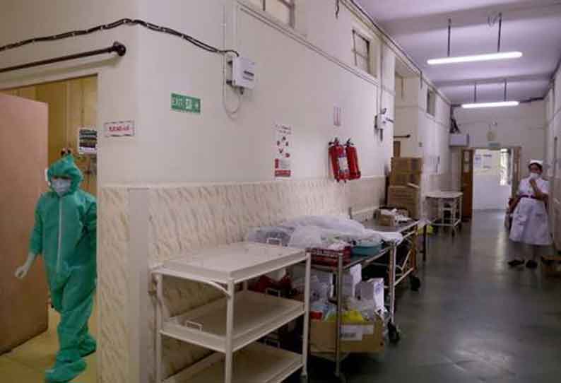 மராட்டிய மாநிலத்தில் கொரோனா பாதித்த 2 கைதிகள் தப்பி ஓட்டம் - 4 போலீசார் பணி இடைநீக்கம்